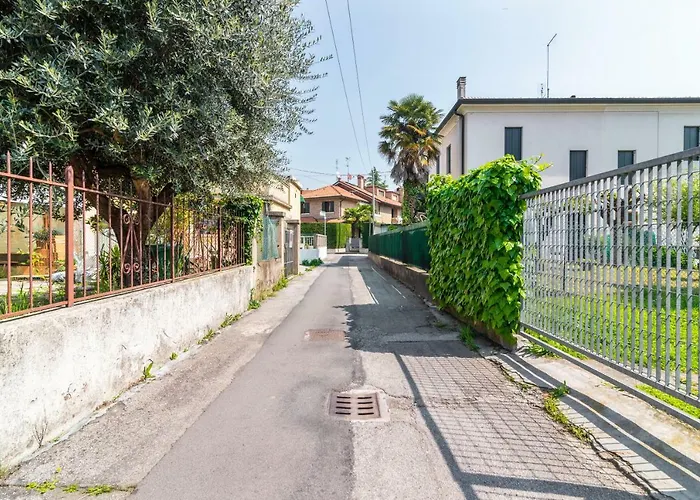 Guesthost - Prato Della Valle Roomy Flat Apartment Padova